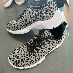 Pink lily leopard tennis shoes